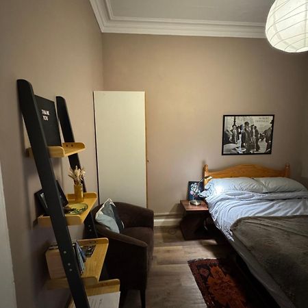 Central Room In Historic Tenement Shared Apartment Near Old Town Единбург Екстер'єр фото